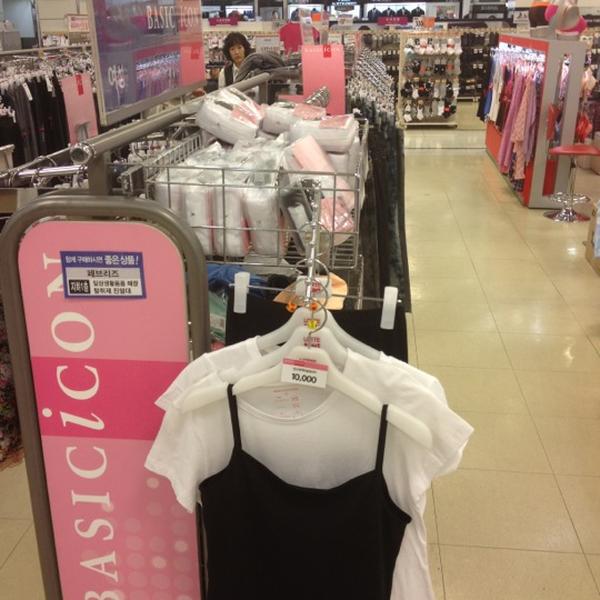 Photo taken at 롯데마트 (LOTTE Mart) by JMAN H. on 4/12/2012