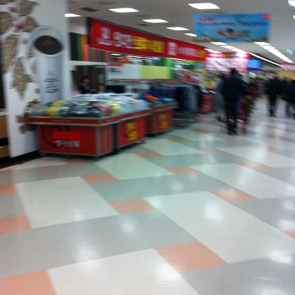 Photo taken at 홈플러스 (Home plus) by N.Kyung Cheol 싱. on 3/4/2012