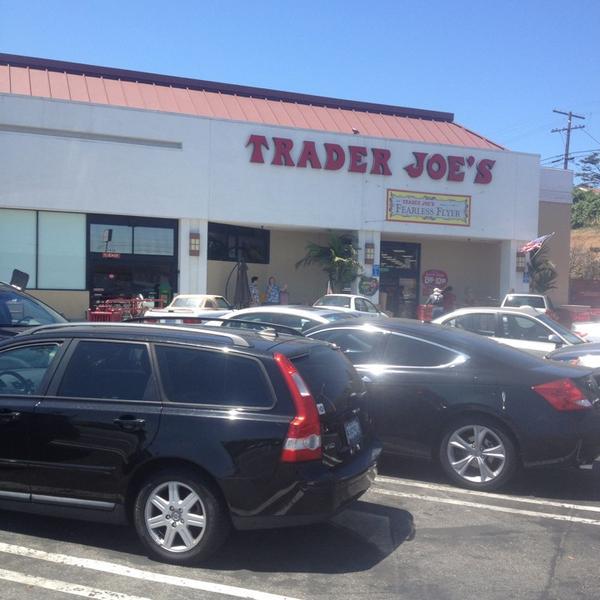 Photo taken at Trader Joe's by -加尼福尼亚洛杉矶塞普尔维达大道3456(在棕榈大道) Photo taken at Trader Joe's by