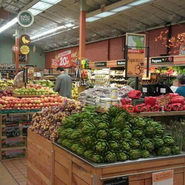 Photo taken at Whole Foods Market by Laura C. on 10/22/2011-加尼福尼亚蒙特雷德尔蒙特康涅狄格800(在穆拉斯大道) Photo taken at Whole Foods Market by Laura C. on 10/22/2011