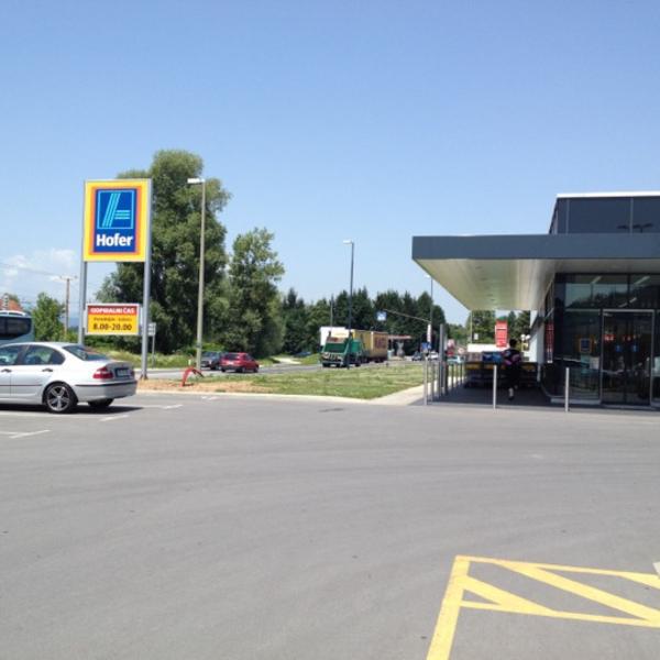 Photo taken at Hofer by Thomas B. on 6/29/2012-奥地利梅德沃代戈雷尼路12 Photo taken at Hofer by Thomas B. on 6/29/2012