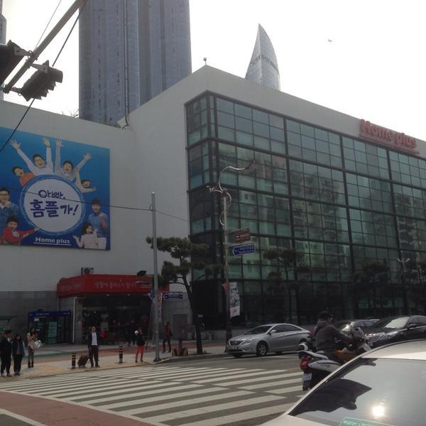 Photo taken at 홈플러스 (Home Plus) by Yoonseok H. on 4/11/2014-釜山市海云台区海云台海边路140号(海云台店) Photo taken at 홈플러스 (Home Plus) by Yoonseok H. on 4/11/2014