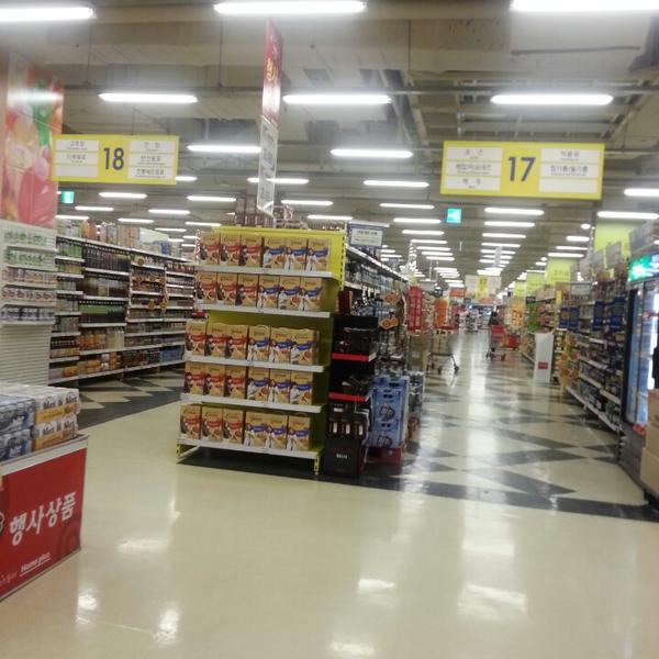 Photo taken at 홈플러스 (Home Plus) by muzerrr a. on 2/13/2014-釜山市海云台区海云台海边路140号(海云台店) Photo taken at 홈플러스 (Home Plus) by muzerrr a. on 2/13/2014