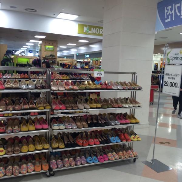 Photo taken at 홈플러스 (Home Plus) by Yongho L. on 2/15/2014-釜山市海云台区海云台海边路140号(海云台店) Photo taken at 홈플러스 (Home Plus) by Yongho L. on 2/15/2014