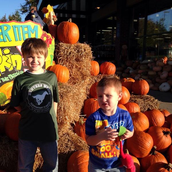 Photo taken at Trader Joe's by Monique C. on 10/17/2014-美国弗吉尼亚州莱斯顿拜伦卡梅隆大道11985 Photo taken at Trader Joe's by Monique C. on 10/17/2014