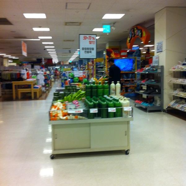 Photo taken at 이마트 / E-Mart by ⛅ Miss C L O U D ⛅ on 7/12/2014-京畿道龙仁处仁区53易买得超市 Photo taken at 이마트 / E-Mart by ⛅ Miss C L O U D ⛅ on 7/12/2014