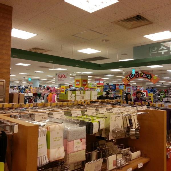 Photo taken at 이마트 / E-Mart by Roy K. on 9/28/2013-京畿道龙仁处仁区53易买得超市 Photo taken at 이마트 / E-Mart by Roy K. on 9/28/2013