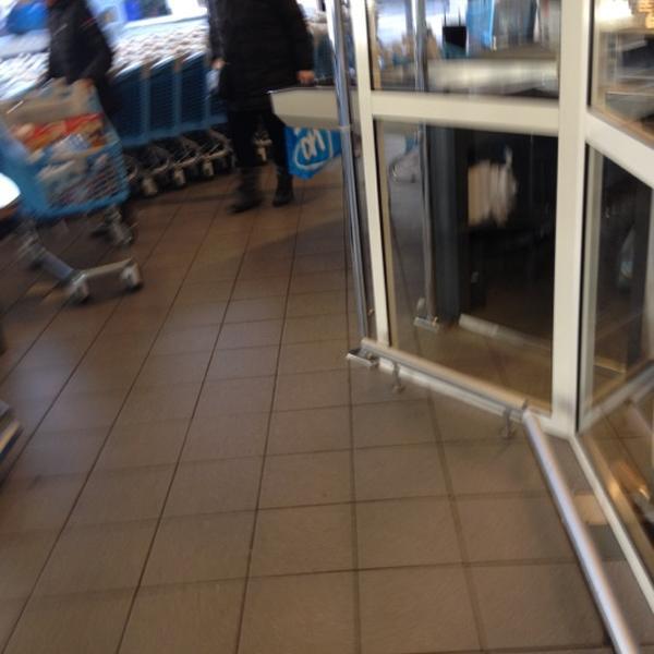 Photo taken at Albert Heijn by Jean-paul S. on 4/19/2012-荷兰南荷兰省弗拉尔丁恩洛佩尔85号 Photo taken at Albert Heijn by Jean-paul S. on 4/19/2012