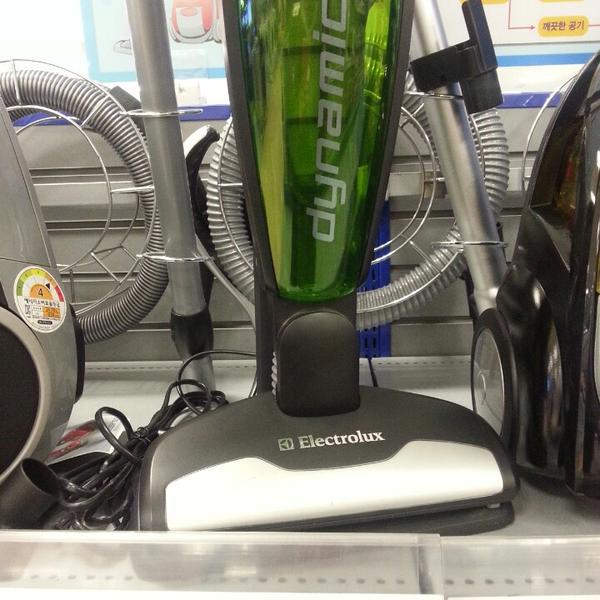 Photo taken at 롯데마트 (Lotte Mart) by Alice H. on 2/18/2013