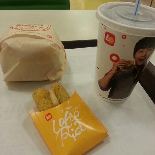 Photo taken at 롯데마트 (Lotte Mart) by Alice H. on 2/18/2013