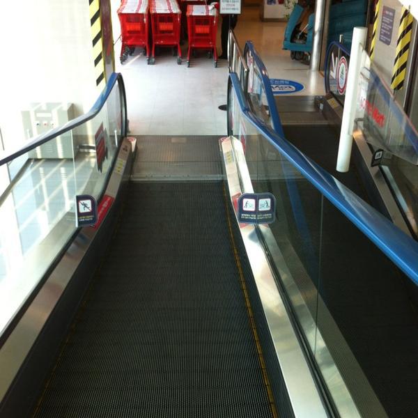 Photo taken at 롯데마트 (Lotte Mart) by Sukhwan Y. on 12/27/2012