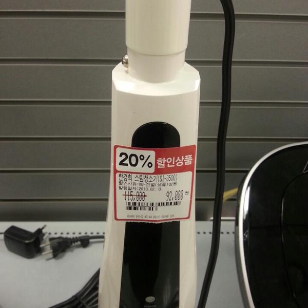 Photo taken at 롯데마트 (Lotte Mart) by Alice H. on 2/18/2013