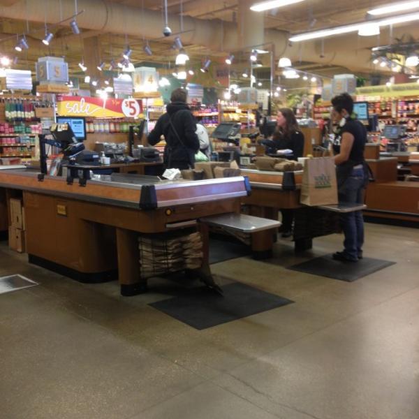 Photo taken at Whole Foods Market by JL J. on 11/2/2012-美国伊利诺斯州芝加哥科技教育107运河南街1101 Photo taken at Whole Foods Market by JL J. on 11/2/2012