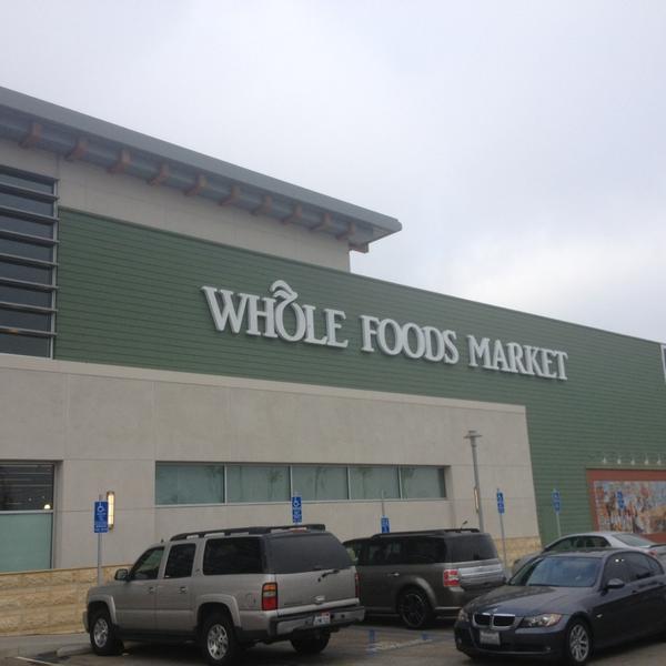 Photo taken at Whole Foods Market by Henry D V. on 7/4/2013-加尼福尼亚奥克斯纳德镇中心街道650(中收集在河滨公园) Photo taken at Whole Foods Market by Henry D V. on 7/4/2013