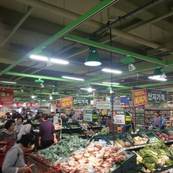 Photo taken at 홈플러스 (Home plus) by i.k S. on 9/28/2012-京畿道城南市盆唐区925号 Photo taken at 홈플러스 (Home plus) by i.k S. on 9/28/2012