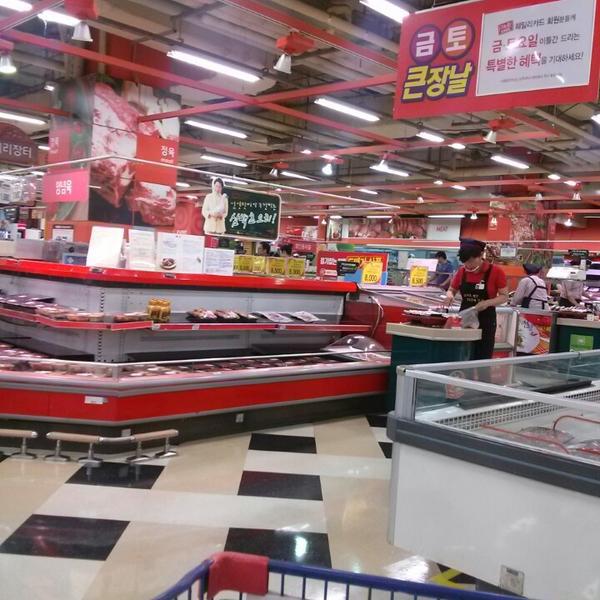 Photo taken at 홈플러스 (Home plus) by Wooyoung P. on 9/1/2013-京畿道城南市盆唐区925号 Photo taken at 홈플러스 (Home plus) by Wooyoung P. on 9/1/2013