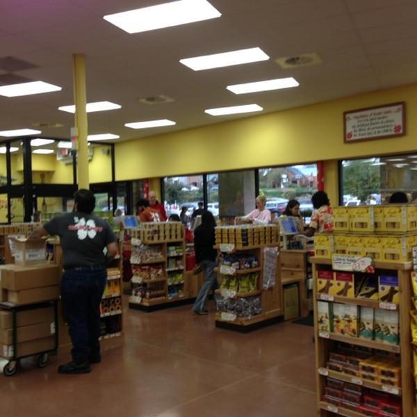Photo taken at Trader Joe's by Gian U. on 10/30/2012-北卡罗来纳州温斯顿 - 塞勒姆南斯特拉特福德路252 Photo taken at Trader Joe's by Gian U. on 10/30/2012