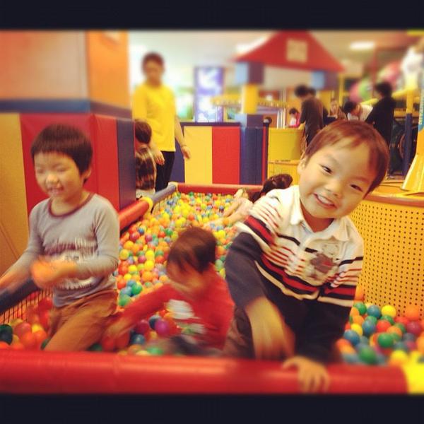 Photo taken at 롯데마트 (LOTTE Mart) by Kim J. on 10/27/2012