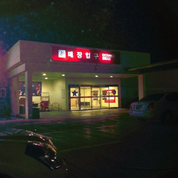 Photo taken at 롯데마트 (LOTTE Mart) by Woo B. on 9/15/2011