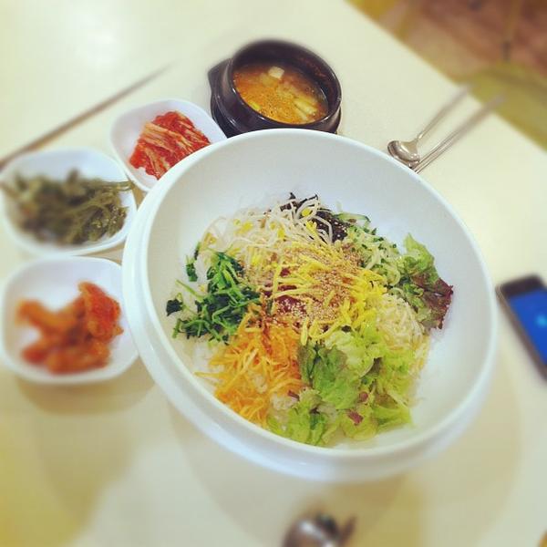 Photo taken at 롯데마트 (LOTTE Mart) by Jeong M. on 3/1/2012