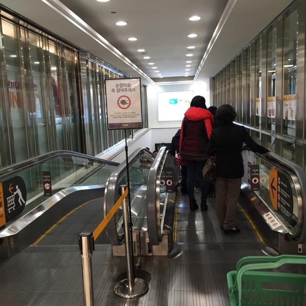 Photo taken at 이마트 (e-mart) by Antony A. on 11/15/2014-大邱广域市北区93易买得超市 Photo taken at 이마트 (e-mart) by Antony A. on 11/15/2014