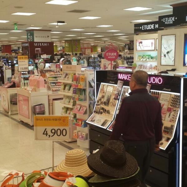 Photo taken at 이마트 (e-mart) by Rose K. on 10/5/2014-大邱广域市北区93易买得超市 Photo taken at 이마트 (e-mart) by Rose K. on 10/5/2014