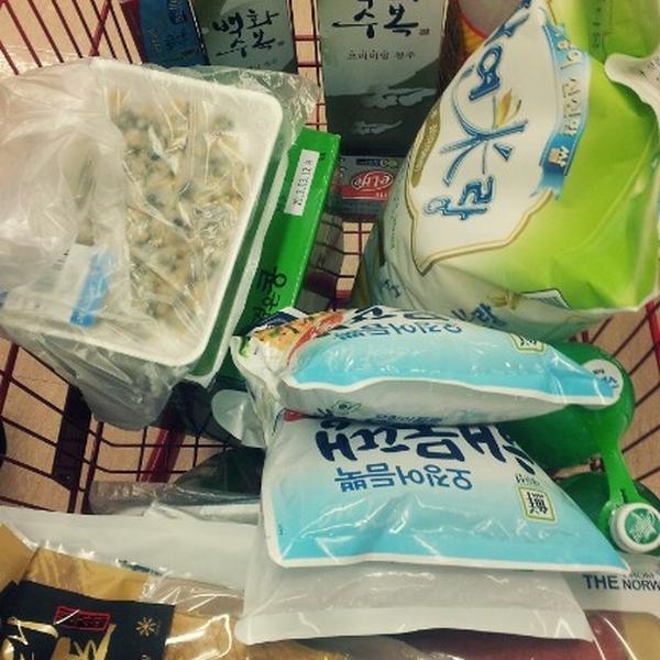 Photo taken at 롯데마트 (Lotte Mart) by Shee J. on 9/29/2012