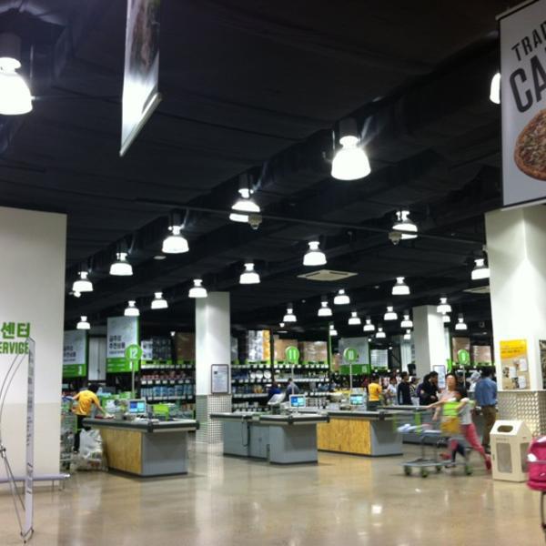 Photo taken at 이마트 트레이더스 (e-mart Traders) by hellen on 5/20/2012-釜山广域市釜山镇区81易买得超市 Photo taken at 이마트 트레이더스 (e-mart Traders) by hellen on 5/20/2012