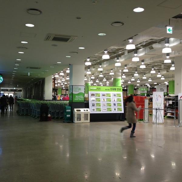 Photo taken at 이마트 트레이더스 (e-mart Traders) by Namrae K. on 1/17/2013-釜山广域市釜山镇区81易买得超市 Photo taken at 이마트 트레이더스 (e-mart Traders) by Namrae K. on 1/17/2013