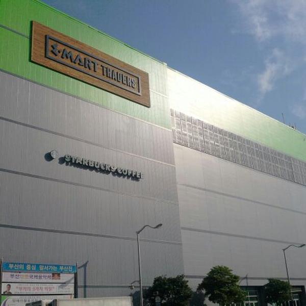 Photo taken at 이마트 트레이더스 (e-mart Traders) by Choi b. on 8/29/2011-釜山广域市釜山镇区81易买得超市 Photo taken at 이마트 트레이더스 (e-mart Traders) by Choi b. on 8/29/2011