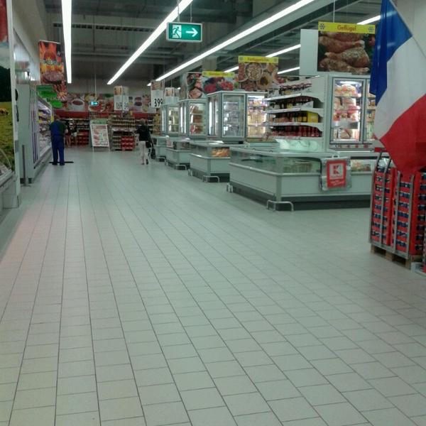 Photo taken at Kaufland by Ksenny A. on 8/7/2013-德国柏林喷泉大道105 Photo taken at Kaufland by Ksenny A. on 8/7/2013