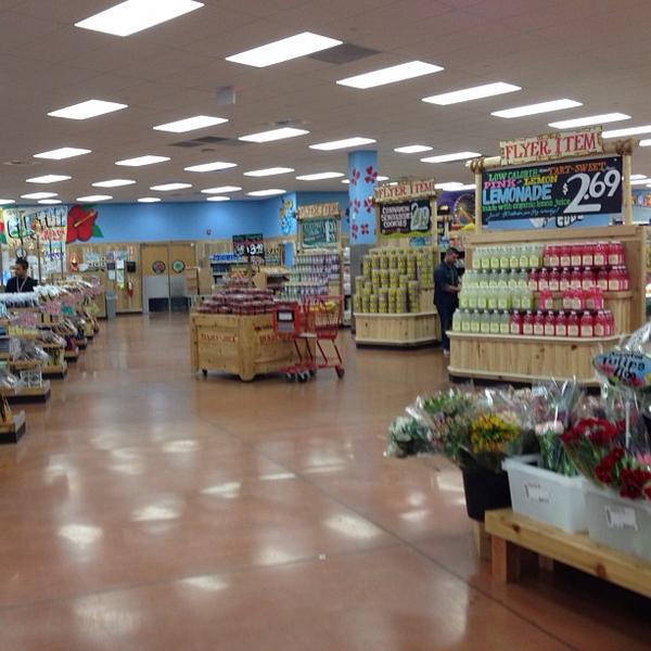 Photo taken at Trader Joe's by kenyatta c. on 5/4/2013-美国新泽西州克利夫顿奥尔伍德路259 Photo taken at Trader Joe's by kenyatta c. on 5/4/2013