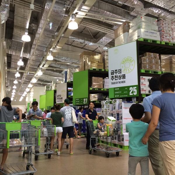 Photo taken at 이마트 트레이더스 (E-mart Traders) by EunKyu P. on 7/26/2014-京畿道龙仁兴区2457易买得超市 Photo taken at 이마트 트레이더스 (E-mart Traders) by EunKyu P. on 7/26/2014