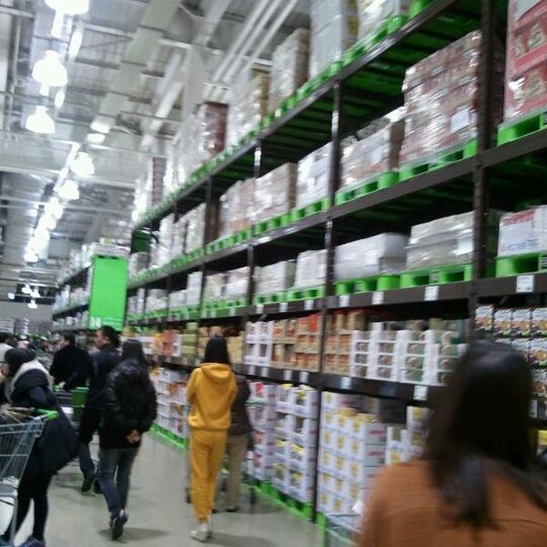 Photo taken at 이마트 트레이더스 (E-mart Traders) by Heejeong H. on 3/14/2012-京畿道龙仁兴区2457易买得超市 Photo taken at 이마트 트레이더스 (E-mart Traders) by Heejeong H. on 3/14/2012