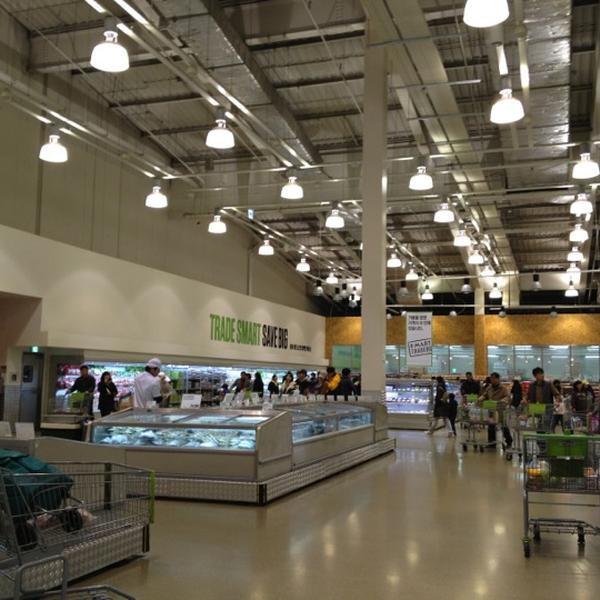 Photo taken at 이마트 트레이더스 (E-mart Traders) by Mia S. on 11/18/2012-京畿道龙仁兴区2457易买得超市 Photo taken at 이마트 트레이더스 (E-mart Traders) by Mia S. on 11/18/2012