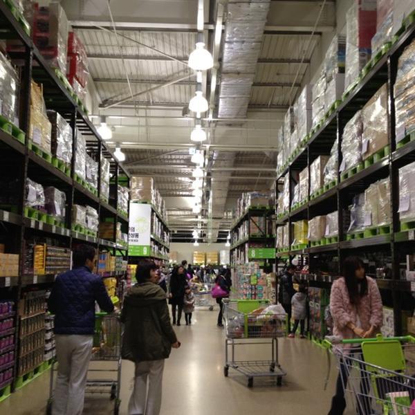 Photo taken at 이마트 트레이더스 (E-mart Traders) by Mia S. on 11/18/2012-京畿道龙仁兴区2457易买得超市 Photo taken at 이마트 트레이더스 (E-mart Traders) by Mia S. on 11/18/2012