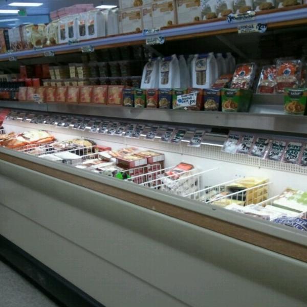 Photo taken at Trader Joe's by Tiffany L. on 7/12/2012-美国加利福尼亚州亨廷顿比奇五点广场主街18681 Photo taken at Trader Joe's by Tiffany L. on 7/12/2012