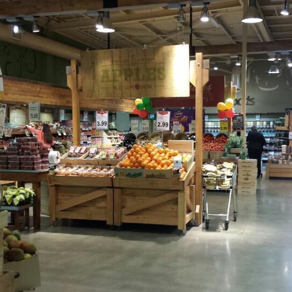 Photo taken at New World by Simon G. on 12/24/2013-惠灵顿牛津街塔瓦37号 Photo taken at New World by Simon G. on 12/24/2013