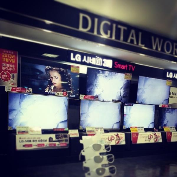 Photo taken at 롯데마트 (LOTTE Mart) by Lee H. on 3/18/2014