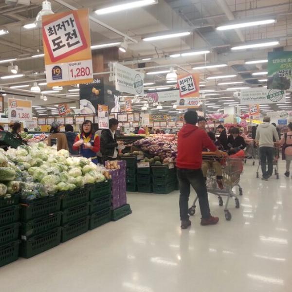 Photo taken at 이마트 (E-Mart) by Seungchul L. on 11/17/2012-庆尚北道浦项北区188易买得超市 Photo taken at 이마트 (E-Mart) by Seungchul L. on 11/17/2012