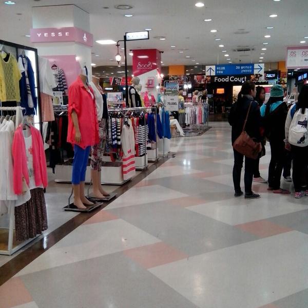 Photo taken at 홈플러스 (Home Plus) by Heidi L. on 5/1/2013-全北全州完山区170号 Photo taken at 홈플러스 (Home Plus) by Heidi L. on 5/1/2013