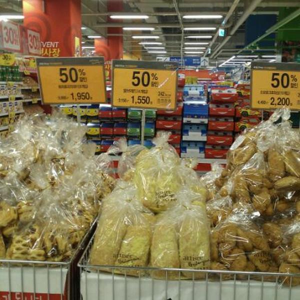 Photo taken at 홈플러스 (Home plus) by JeongMin P. on 5/5/2012-首尔市城北区花郞路76号(月谷店) Photo taken at 홈플러스 (Home plus) by JeongMin P. on 5/5/2012