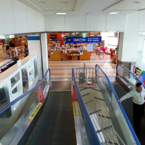 Photo taken at 롯데마트 (LOTTE Mart) by Seok Ethan K. on 10/6/2013-京畿道龙仁器兴区金山116乐天超市 Photo taken at 롯데마트 (LOTTE Mart) by Seok Ethan K. on 10/6/2013