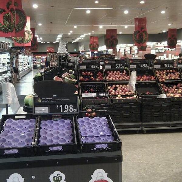 Photo taken at Woolworths by Tanya B. on 12/5/2011-澳洲首都区2615霍尔特帕克斯博览会(哈德威克铬) Photo taken at Woolworths by Tanya B. on 12/5/2011