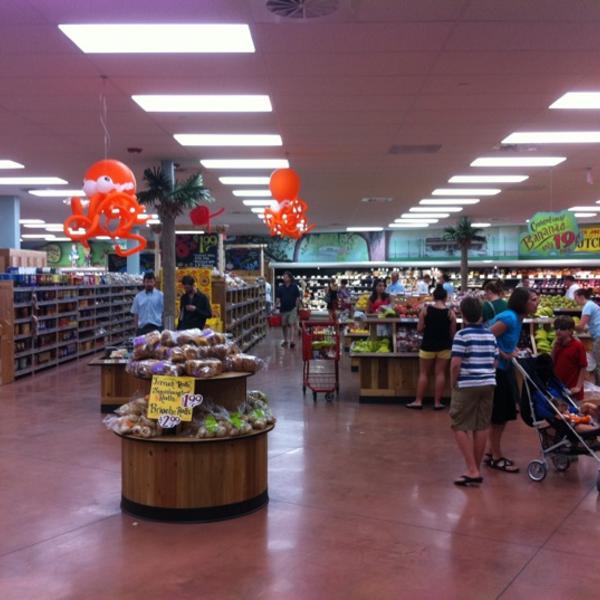 Photo taken at Trader Joe's by Chris D. on 7/31/2011-南卡莱罗纳州查尔斯顿市芒特普莱森特约翰尼多兹大道401号 Photo taken at Trader Joe's by Chris D. on 7/31/2011