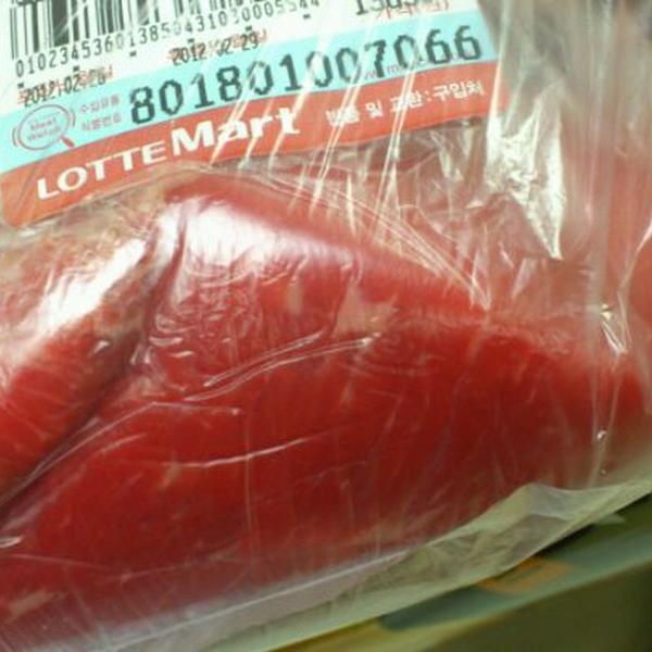 Photo taken at 롯데마트 (LOTTE Mart) by tazo k. on 2/26/2012