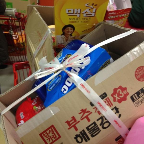 Photo taken at 롯데마트 (LOTTE Mart) by 혜은 김. on 3/25/2012