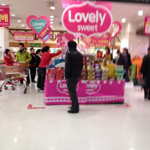 Photo taken at 롯데마트 (LOTTE Mart) by Jane R. on 3/13/2012