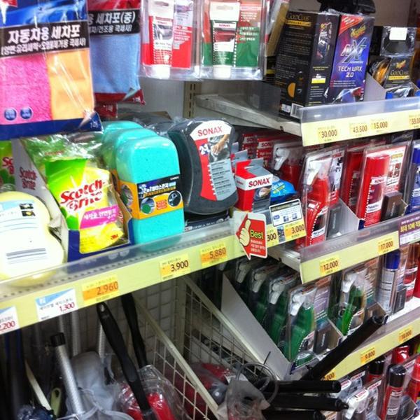 Photo taken at 롯데마트 (LOTTE Mart) by Donggoo J. on 8/11/2012