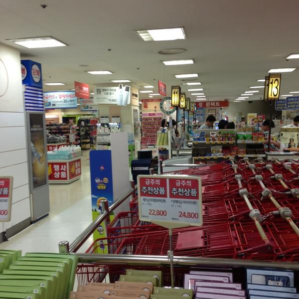 Photo taken at 롯데마트 (LOTTE Mart) by Jang-hwan J. on 7/6/2013